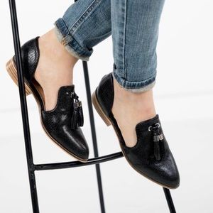 Black flat dress shoes
